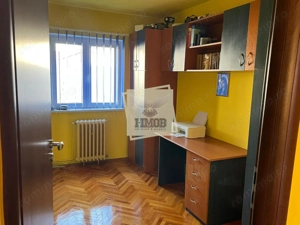 Apartament cu 3 camere decomandat cu balcon in Vasile Aaron - imagine 3