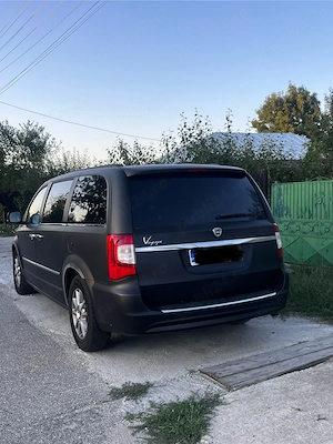 Lancia Voyager Gold 2.8 JTDM Automat | 7 Locuri | Piele | Navi | Cameră | Întreținută. - imagine 2