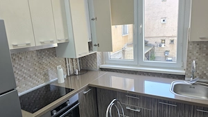Inchiriez apartament 2 camere in Deva, zona ultracentrala, pe Bld. 1 Decembrie (La Cal), etaj 1,  - imagine 2