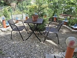 Masă ratan,dimensiuni ,60x60 înălțime 71cm cu 2 scaune ratan înălțime șezut 41 cm. Noi