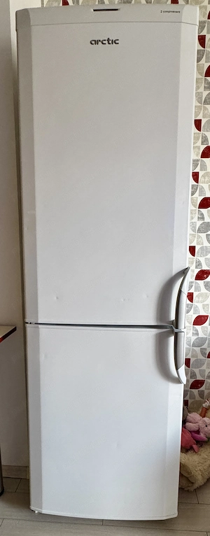 Frigider Arctic cu congelator   foarte încăpător