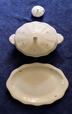 set supiera vechi vintage comunist arpo curtea de arges sunt dintr-un portelan alb-auriu 