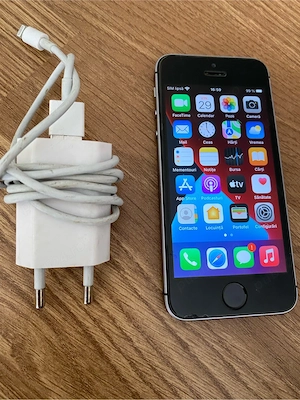 Telefon iPhone SE 64gb memorie liber de rețea,baterie 78% vine cu incarcator și cablu usb.