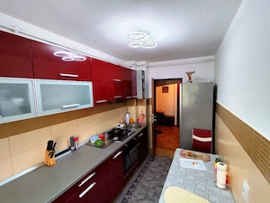 Vând apartament cu 3 camere mobilat si utilat 