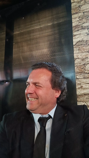 Elegant ofer insotire companie  unei doamne vârstă din București sau străinătate Roma Berlin. Seri - imagine 4