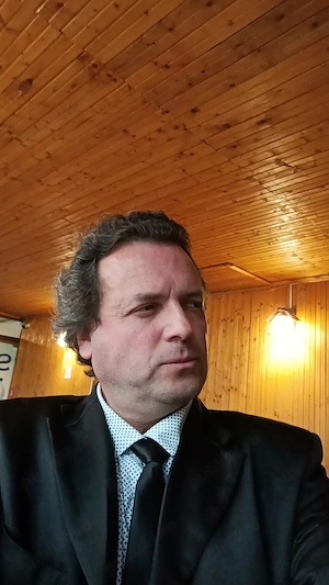 Elegant ofer insotire companie  unei doamne vârstă din București sau străinătate Roma Berlin. Seri - imagine 5