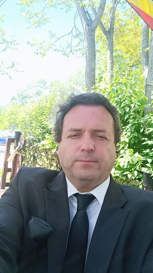 Elegant ofer insotire companie  unei doamne vârstă din București sau străinătate Roma Berlin. Seri - imagine 3