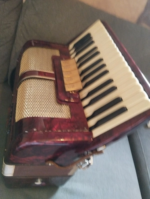 vând acordeon HOHNER 72 bași venit curând din Germania sună tare puternic am videoclip  