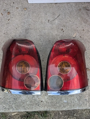 stop lampa tripla toyota avensis