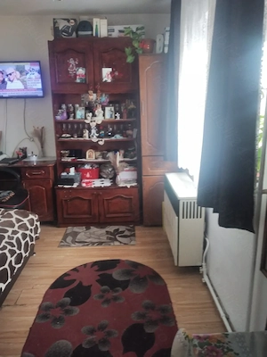 Vind 2 garsoniere cf 2 transformate în mic apartament  - imagine 4