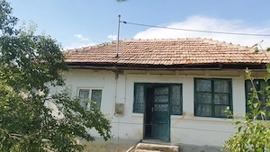 Vând casa la tara