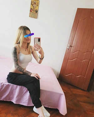 Blonda slim noua la voi în oraș  
