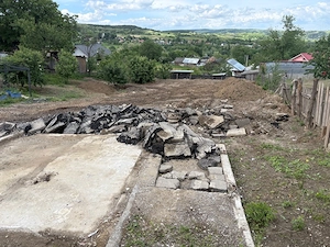 caut un escavator care sa indrepte si sa sparga niste asfalt