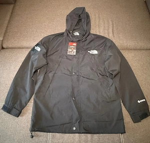 Geacă The North Face Gore-Tex   neagră, cu glugă, mărimea M