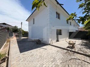 Triplex Nou cu Teren Generos de 306 mp,  Lângă Ambasador,  Zonă în Plină Dezvolt - imagine 2