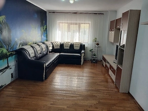 Închiriez apartament cu 4 camere