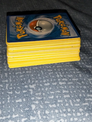 Vând 47 cartonașe Pokemon misterioase include unele cărți mai valoroase de 5 lei 