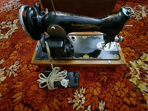 Masina de cusut electrica cu pedala Kalinina cu accesorii!!!