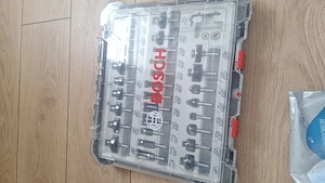 Vand trusa bosch cu 30 freze nou nouta!