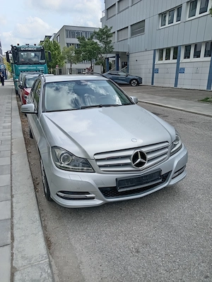 Vând Mercedes Benz C 200. 