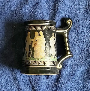 halba cu toarta din material ceramic cu modele grecesti 