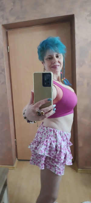 Sunt aici doar pt tine ;nu mai sta pe gânduri.....
