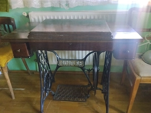 Masina de cosut (Antic) 