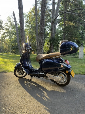 Vespa Primavera 50 ABS 2550 km   Impecabilă   Top case original   Suport picioare pasager - imagine 2
