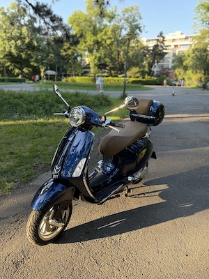 Vespa Primavera 50 ABS 2550 km   Impecabilă   Top case original   Suport picioare pasager