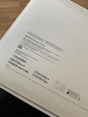 MacBook Neo 13 inch - imagine 3