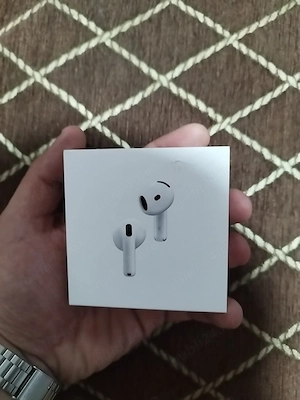AirPods 4 cu Active Noise Cancellation (ANC)