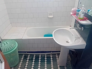 Apartament 2 camere, 54 mp, decomandat, zonă liniștită lângă Școala Nr. 2, centrală, pod