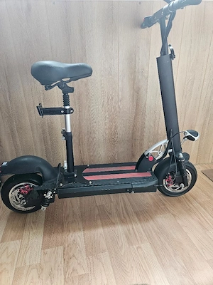 Trotineta electrica cu sezut