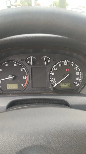Vind Skoda Fabia 2004 benzina 1050 Euro.