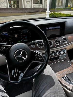 Mercedes-Benz E 300de Plug-in Hybrid, an 2020 - imagine 3