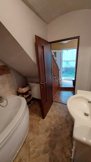 Se ofera spre vinzare apartament cu 3 camere,bucatarie,baie,pivnita,pod. - imagine 8