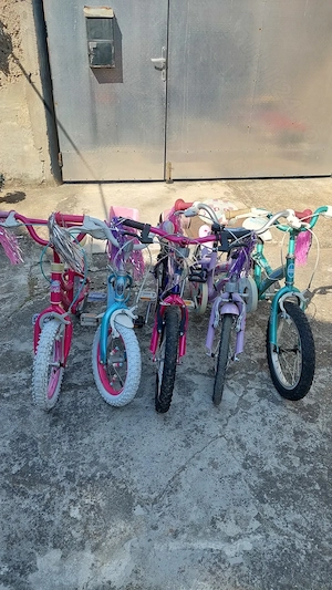 Vind biciclete pentru fete în stare foarte buna 