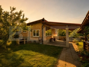 Casa la rosu de vânzare, zona Livezeni
