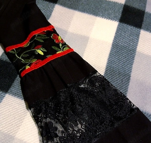 Rochie elegantă, broderie florală 