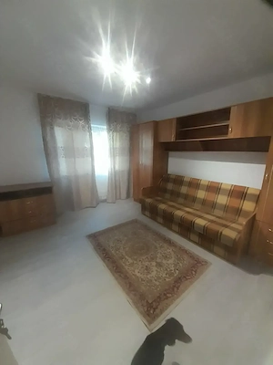 Închiriez garsoniera 