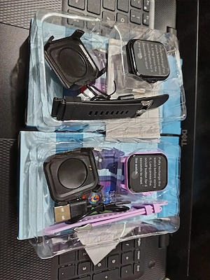 Vand smartwatch nou disponibil in doua culori.