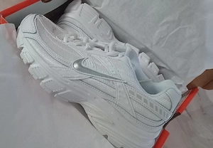 Adidași Nike albi