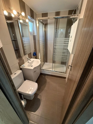 De închiriat: Apartament spațios cu 3 camere   Zona 7 Noiembrie (10 min. de UMFST) - imagine 2