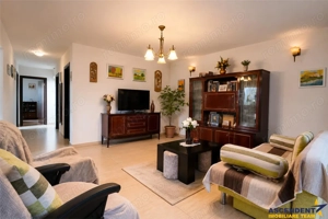 Vila distinctiva,2 intrari separate:locuire multifamiliala,activitati multidisciplinare - imagine 14