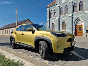 TOYOTA YARIS CROSS 2022 - benzină - garanție Toyota - 50.372 km - culoare Brass Gold - în garanție -