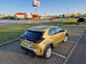 TOYOTA YARIS CROSS 2022 - benzină - garanție Toyota - 51.302 km - culoare Brass Gold - în garanție - - imagine 5