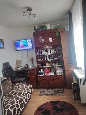 Vind 2 garsoniere cf 2 transformate în mic apartament  - imagine 5
