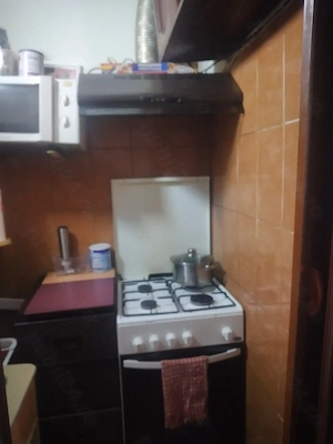 Vind 2 garsoniere cf 2 transformate în mic apartament  - imagine 3