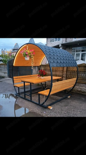 Amenajarea unei grădini cu mobilier urban contribuie la crearea unor alei elegante, colțuri de relax