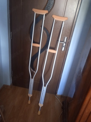 Cârje noi și nefolosite 